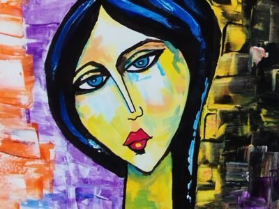 Une femme qui boit un verre de vin rouge